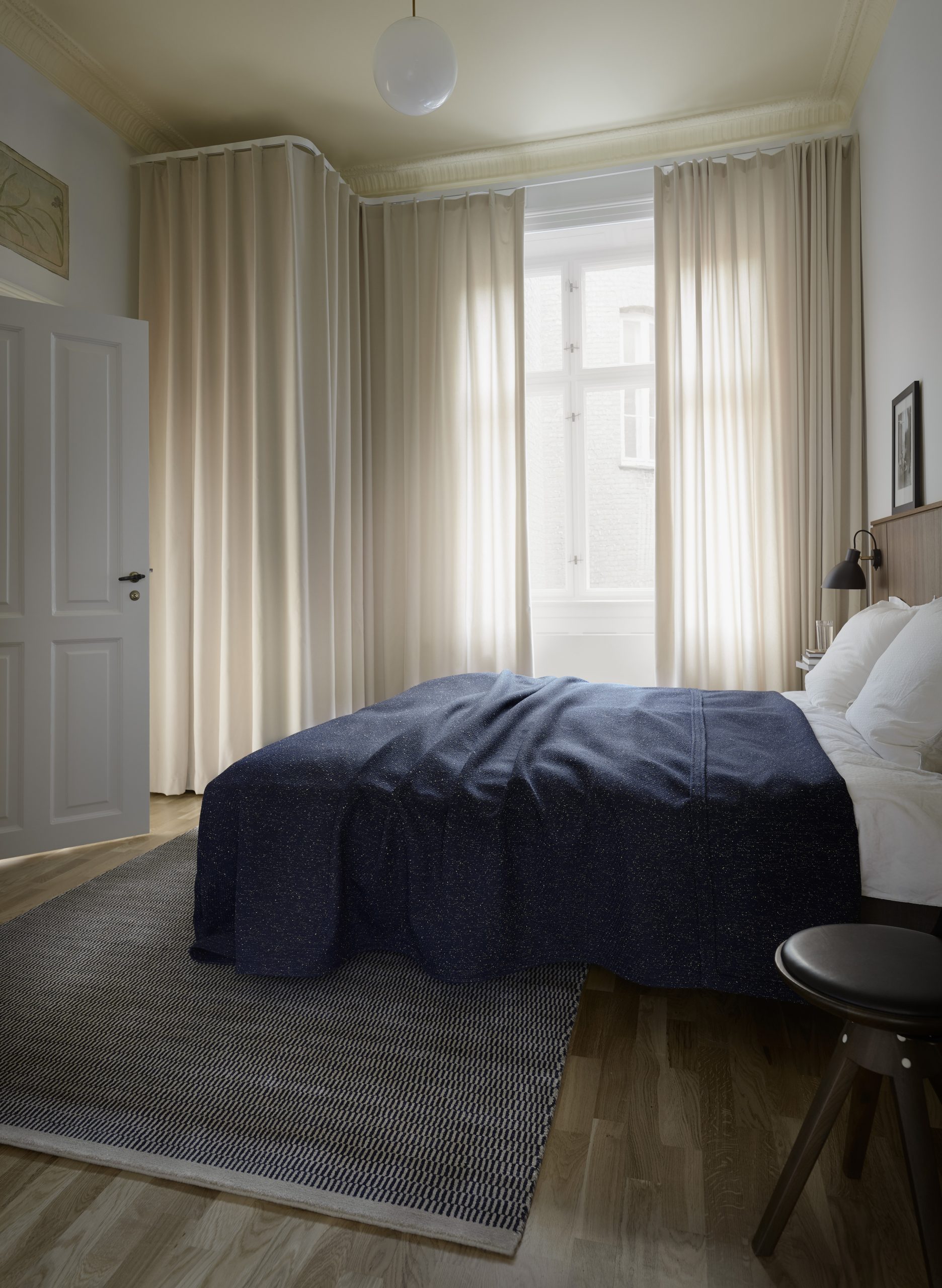 Fabula_Calla_Rug_Wool_Viscose_Beige_Midnight_Blue_1229_A1_300dpi_Medium