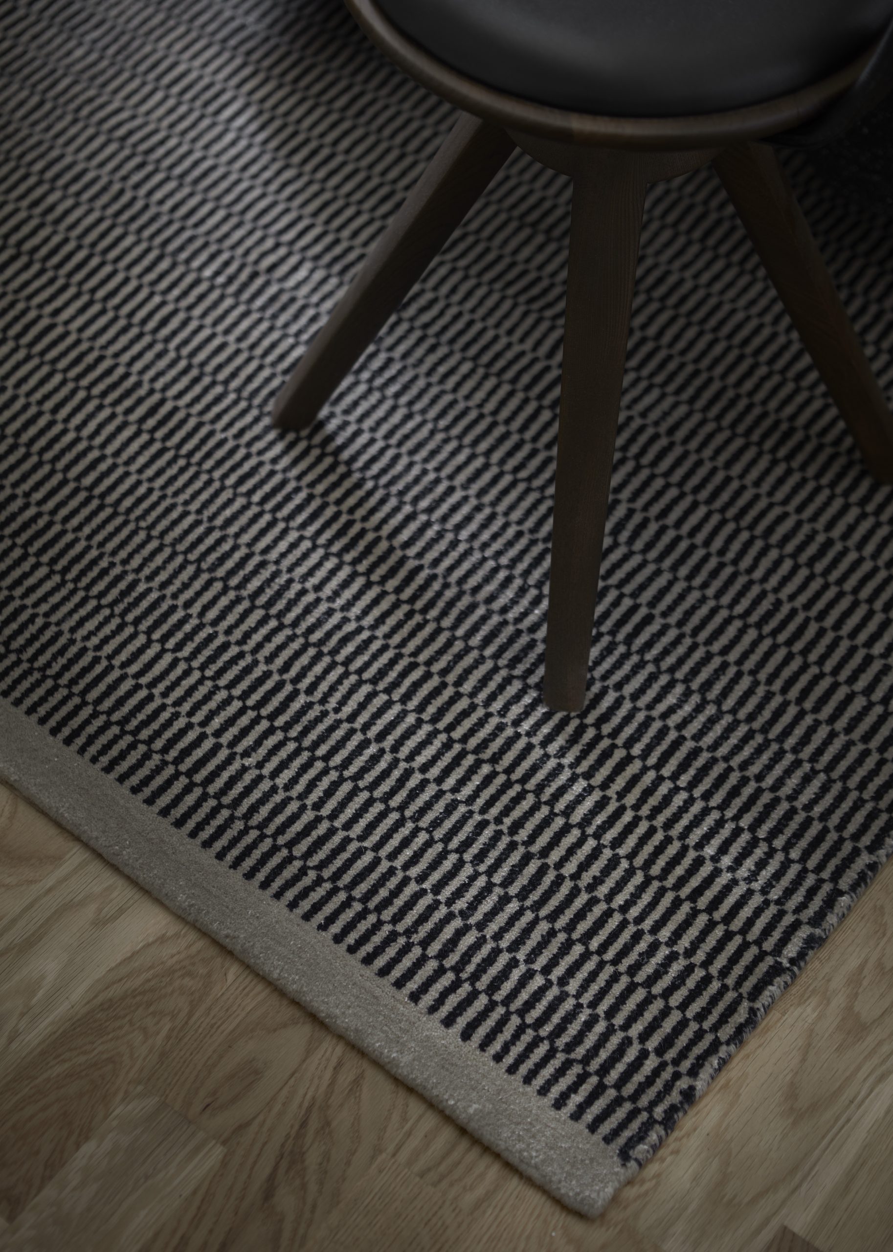 Fabula_Calla_Rug_Wool_Viscose_Beige_Midnight_Blue_1229_A2_300dpi_Medium