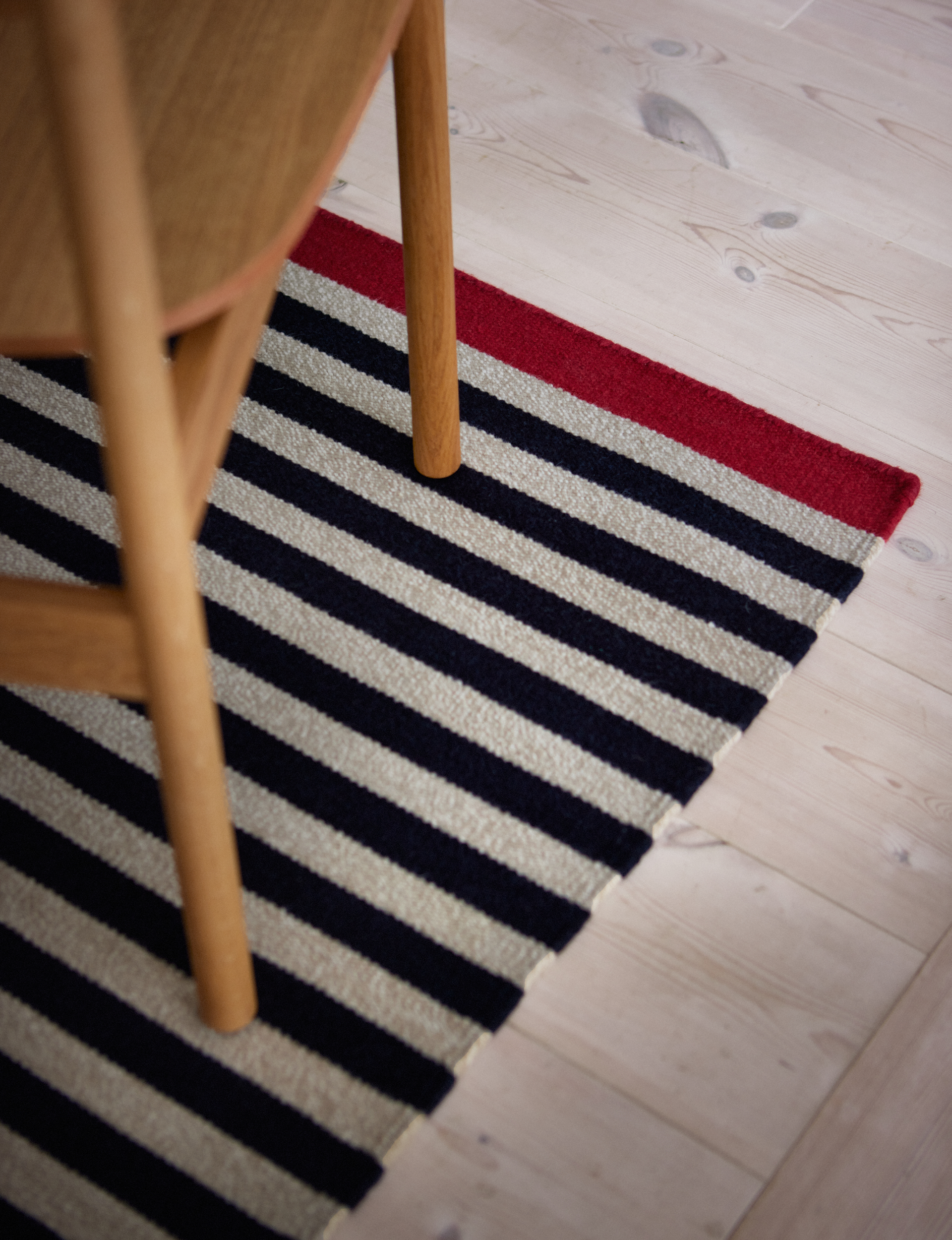 Fabula_Rosemary_Rug_Black_Beige_Wool_Hand-woven_1512_A2_300dpi_Medium